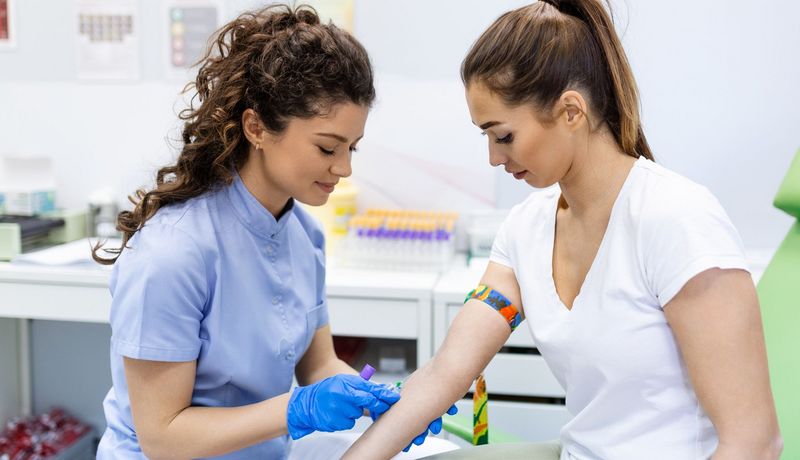 Medizinisches Fachpersonal nimmt einer Patientin Blut ab.