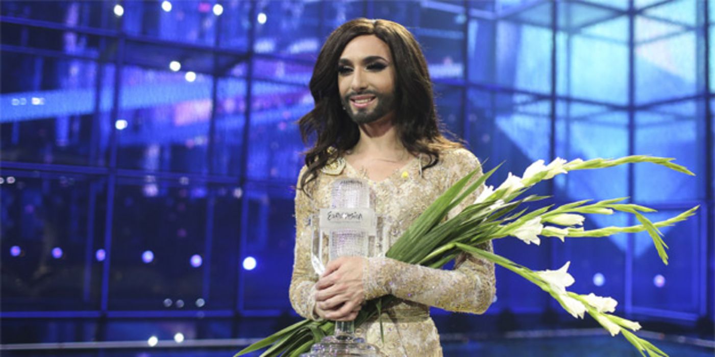 Conchita Wurst mit Siegertrophäe auf der Bühne des Eurovision Song Contest in Kopenhagen 2014