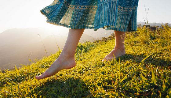 Nackte Füße auf einer sommerlichen Wiese.