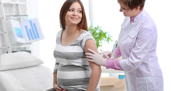Auch Babys profitieren von einem Grippeschutz der Mutter.