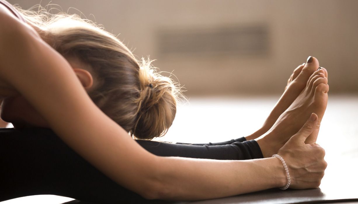 Frau, macht Yoga.