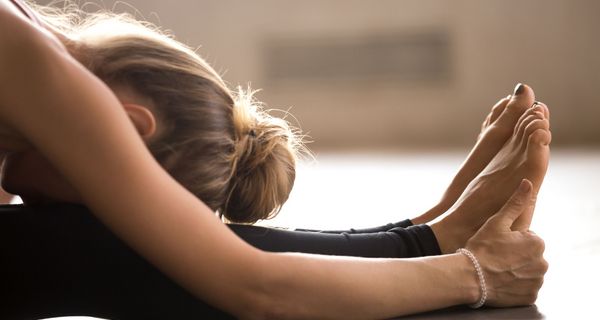 Frau, macht Yoga.