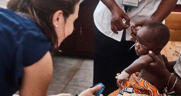 Dr. Phoebe Williams bei ihrer Arbeit in Kenia.