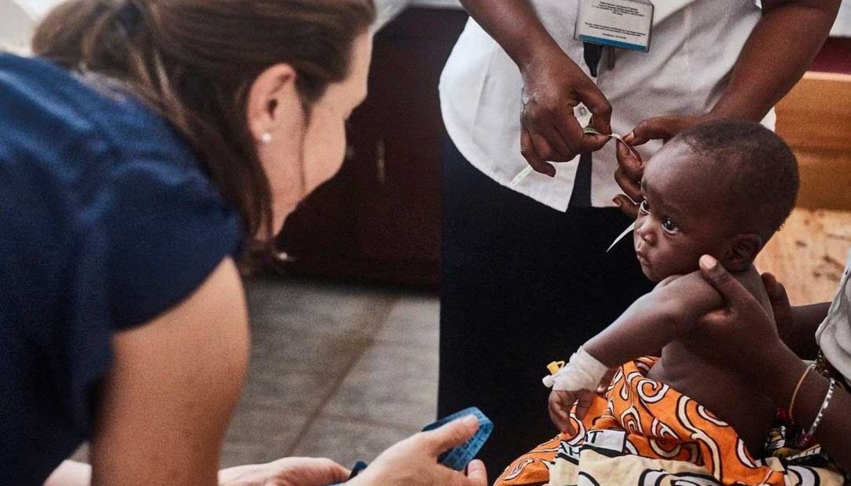 Dr. Phoebe Williams bei ihrer Arbeit in Kenia.