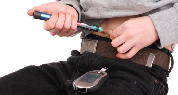 Jugendlicher Diabetiker spritzt sich Insulin in eine Bauchfalte