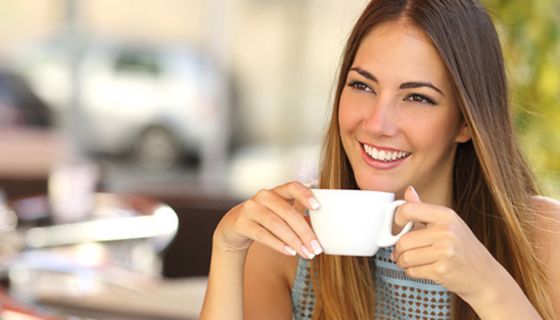 Wer gerne Kaffee trinkt, braucht darauf während der Tage vor den "Tagen" nicht zu verzichten, sagen US-Forscher.