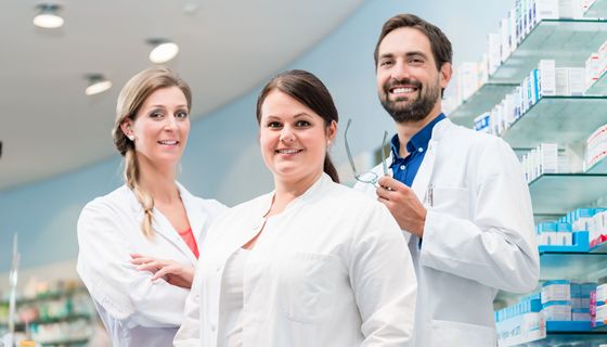 3 Apothekerinnen und Apotheker in der Offizin