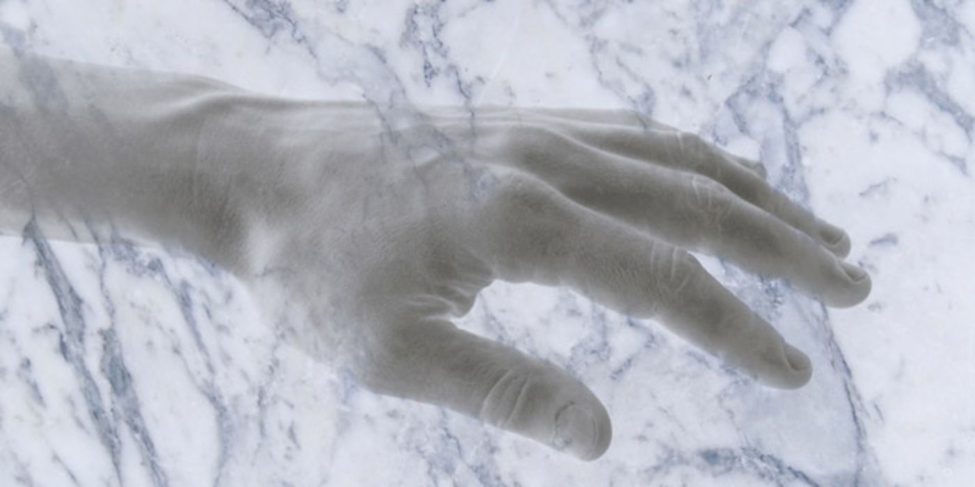 Fotocollage hellgrauer Marmor und menschliche Hand