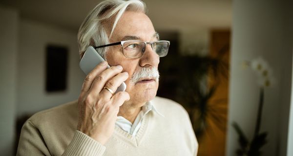 Älterer Mann am Telefon.