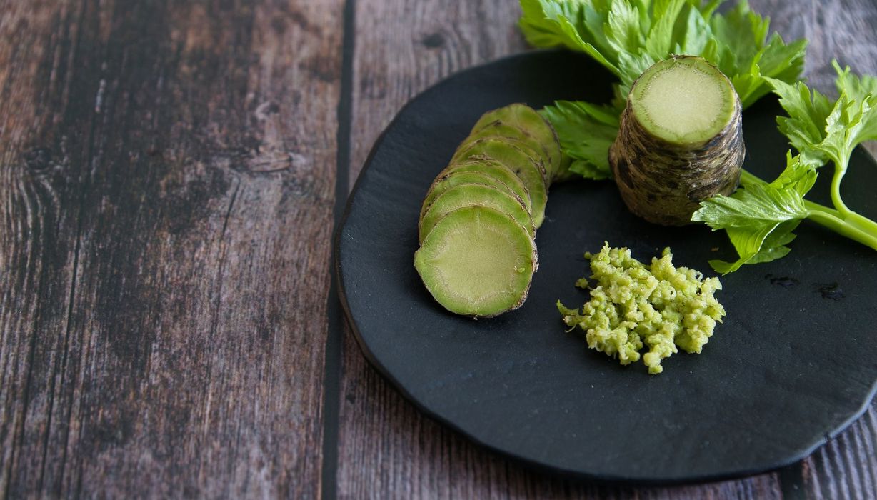 Wasabi auf einem dunklen Teller.