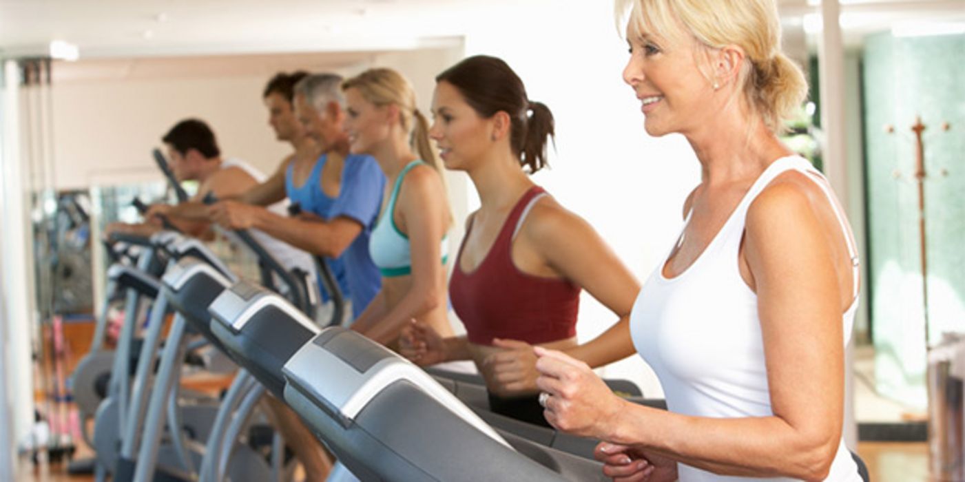 Mit regelmäßiger Bewegung fühlen sich Frauen nach der Menopause fitter.