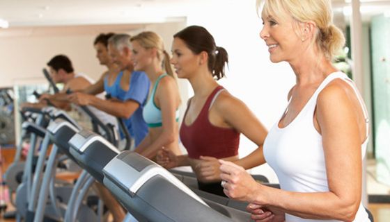 Mit regelmäßiger Bewegung fühlen sich Frauen nach der Menopause fitter.