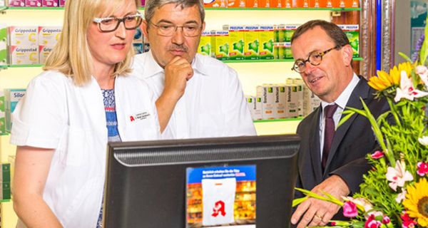 Apothekerin Susann Rösel-Jacobasch, der CDU Landesvorsitzende Lorenz Caffier (Bildmitte) und der Präsident der Apothekerkammer Dr. Dr. Georg Engel beim Besuch in der Apotheke in Friedland.
