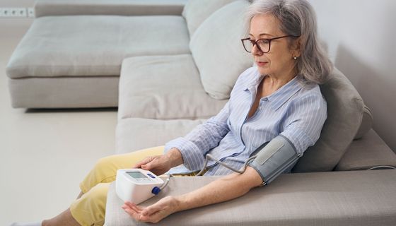 Ältere Frau mit Blutdruckmanschette