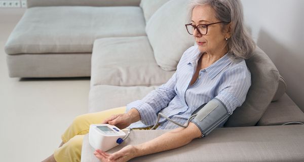 Ältere Frau mit Blutdruckmanschette