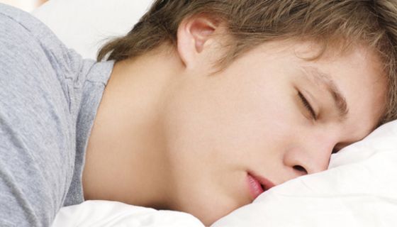 Ohne Bildschirm-Beleuchtung am Abend schlummern Teenies besser. 
