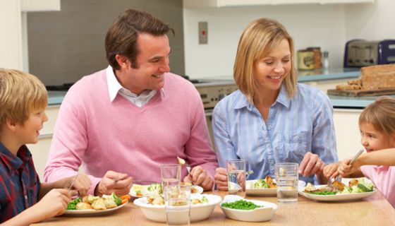 Familie am Esstisch