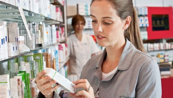Frau vor einem Regal mit Pflegeprodukten