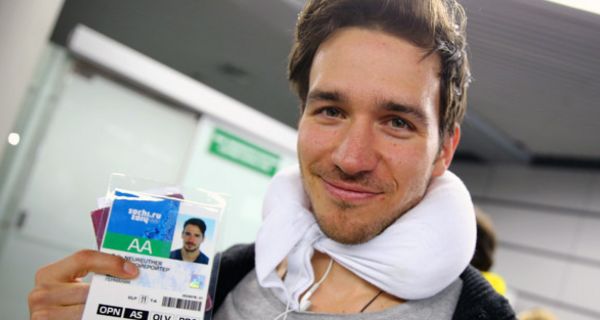 Skirennläufer Felix Neureuther zeigt seine olympische Akkreditierung.