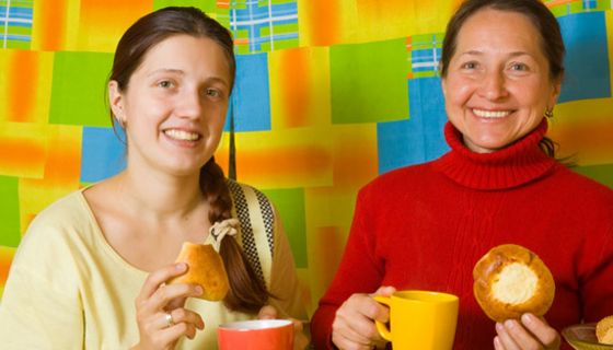 Zwei Frauen essen Kuchen.