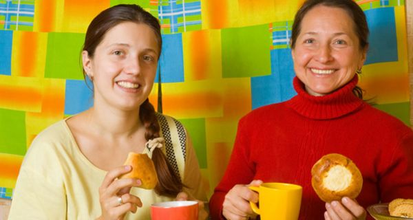 Zwei Frauen essen Kuchen.