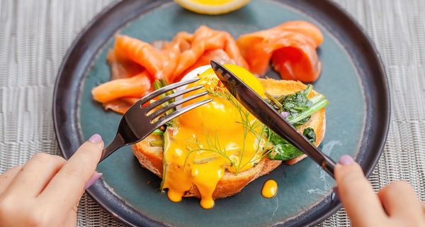 Teller mit proteinreichem Essen 