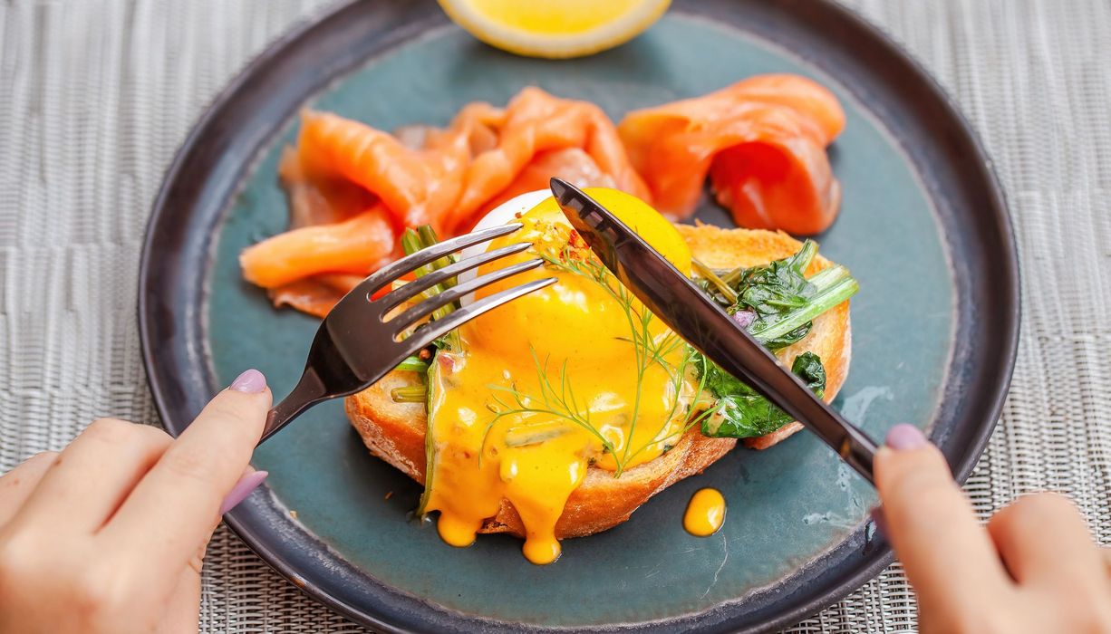 Teller mit proteinreichem Essen 