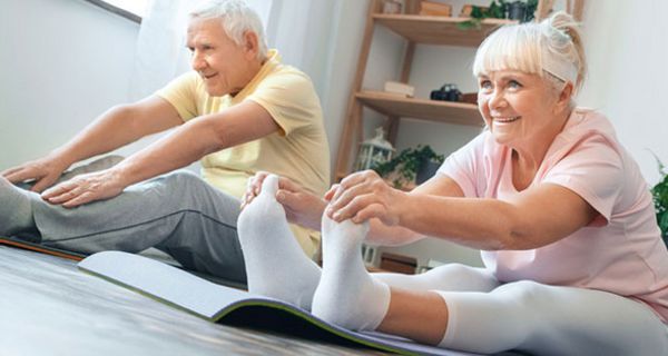 Bewegung und Kontrolle: Beides hilft Senioren, sich jünger zu fühlen.