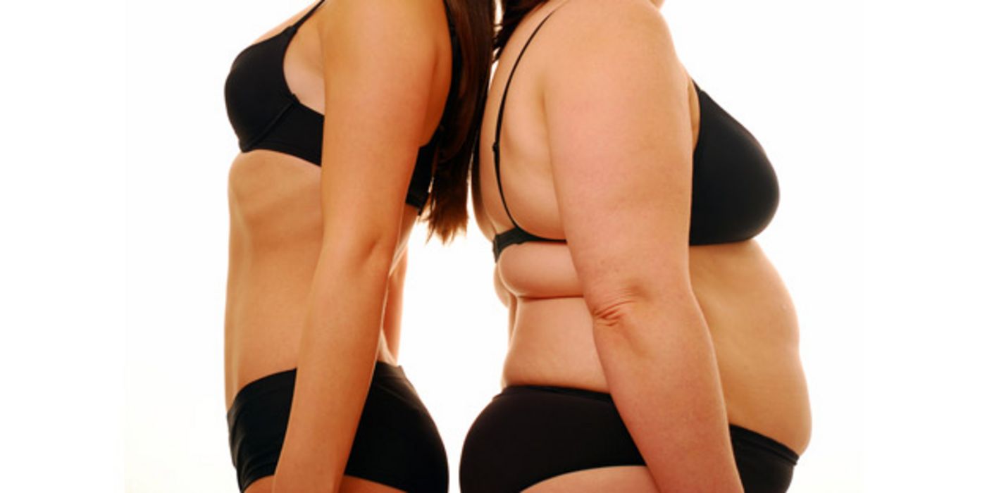 Eine dicke und eine dünne Frau im Bikini.