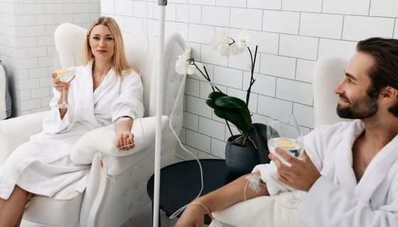 Junge Frau und junger Mann erhalten Vitamin-Infusion