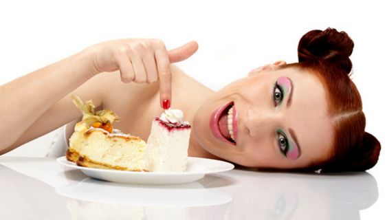 Junge Frau vor einem Teller mit Torte