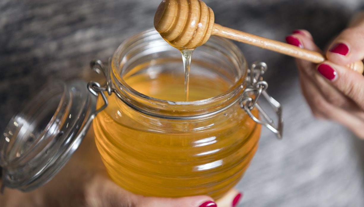 Honig ist ein Naturprodukt, doch es enthält nicht weniger Kalorien als Zucker.