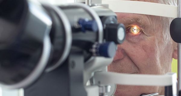 Anhand der Blutgefäße im Auge könnte sich eine Aussage über Vorgänge im Gehirn treffen lassen.