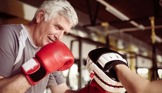 Senior, macht Boxtraining.