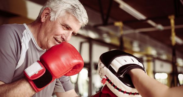 Senior, macht Boxtraining.