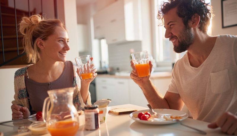 Junges Paar beim gemütlichen Frühstück