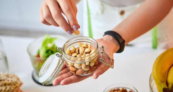 Eine Expertin gibt Tipps für gesunde Snacks.