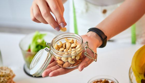 Eine Expertin gibt Tipps für gesunde Snacks.