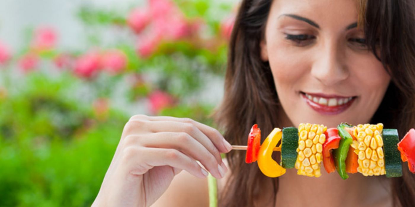Beim Grillen muss es nicht immer Fleisch sein. Auch Gemüsespieße schmecken köstlich.