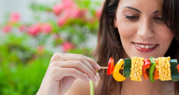 Beim Grillen muss es nicht immer Fleisch sein. Auch Gemüsespieße schmecken köstlich.