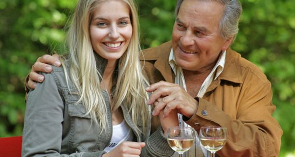 Pärchen mit jüngerer Frau und deutlich älterem Mann