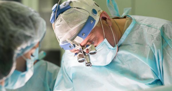Prothesen und Implantate verursachen in Deutschland viele Krankheiten und sogar Todesfälle.