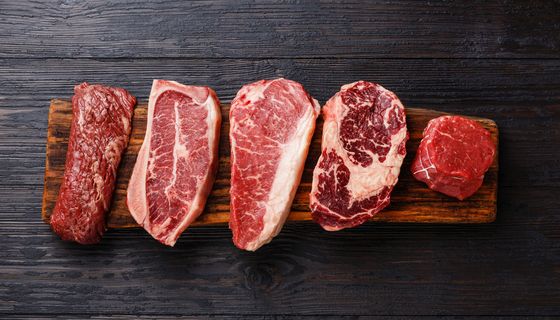 Fleisch auf einem Holzbrett.