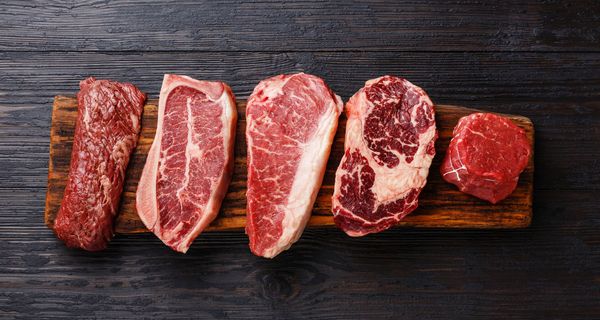 Fleisch auf einem Holzbrett.