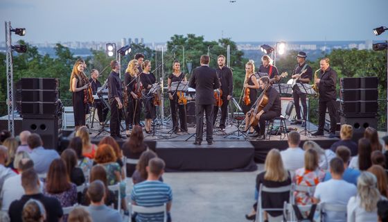 Klassisches Konzert open air mit Publikum.