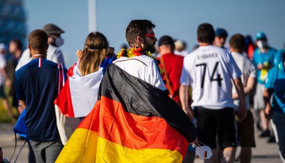 Fußball-Fans mit Deutschland Flagge
