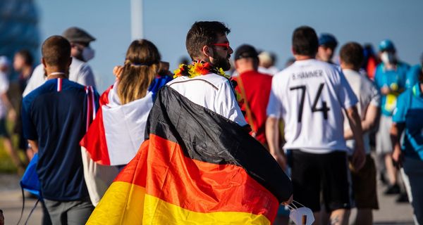 Fußball-Fans mit Deutschland Flagge