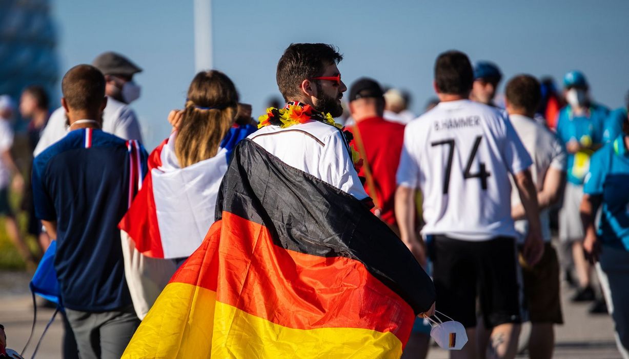 Fußball-Fans mit Deutschland Flagge