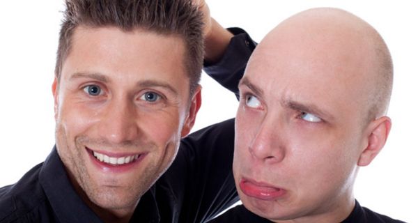 Mann mit Glatze neben Mann mit vollem Haar. Operation gegen Haarausfall nicht zu früh machen lassen.