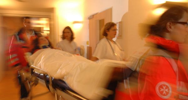 Patient wird vom Notarzt ins Krankenhaus eingeliefert.